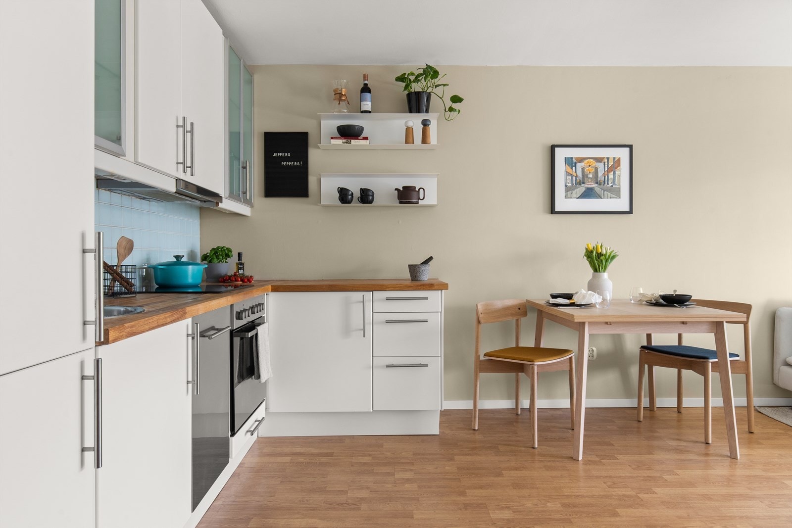 God plass til spisebord ved kjøkken. Galleribilde