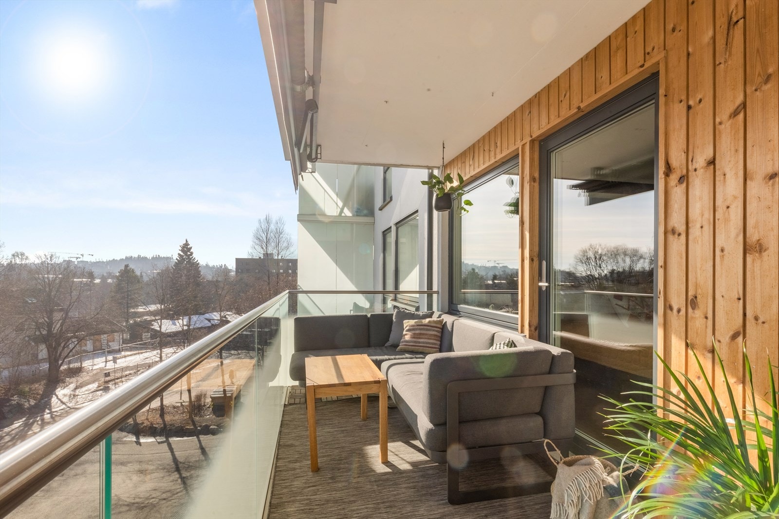 En lys og pen 2-roms beliggende i "nye" Setra borettslag. Fin beliggenhet i byggets 2. etasje med store vindusflater og en romslig balkong. Galleribilde