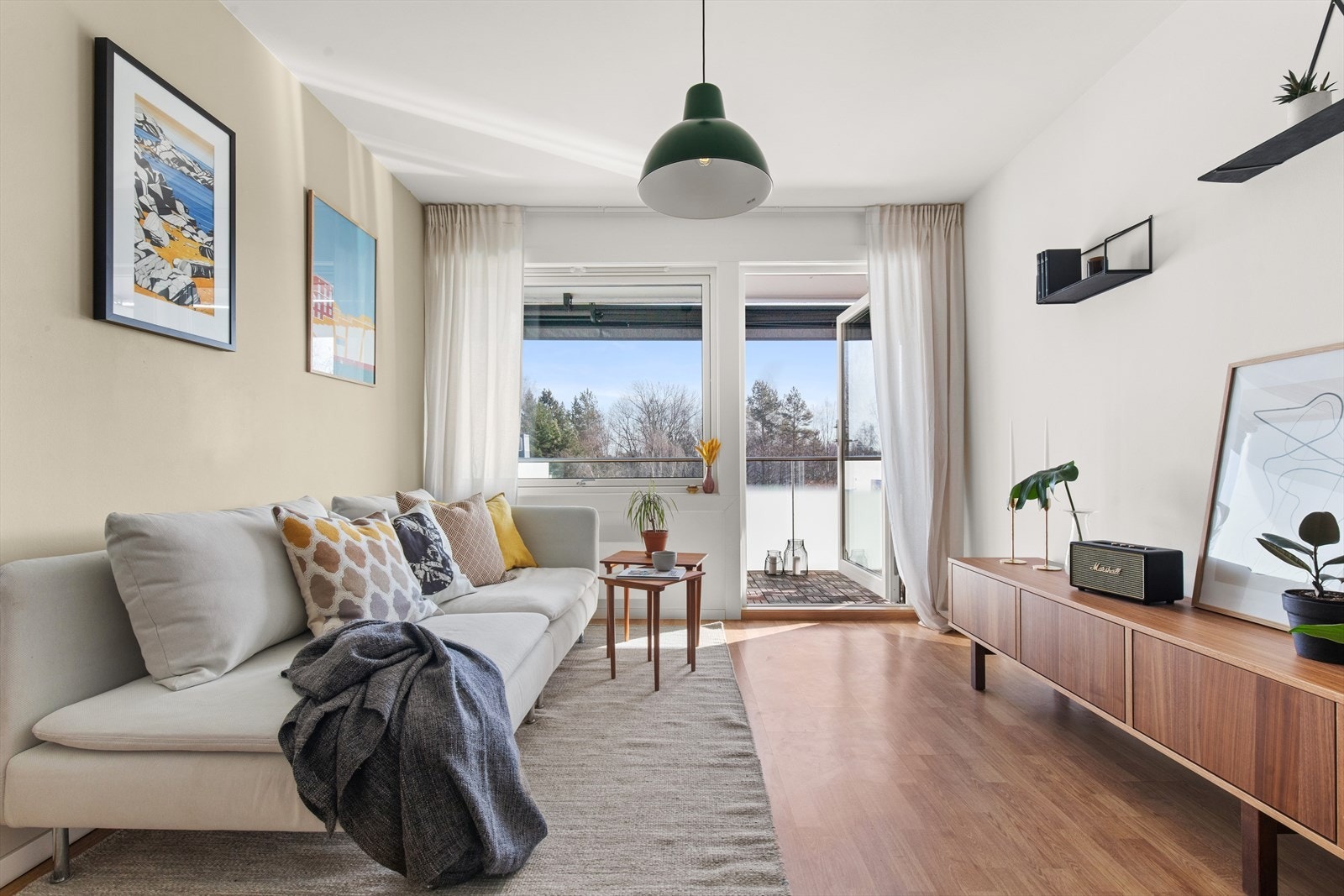 Lys og luftig stue med store vindusflater, samt utgang til balkong bidrar til høy bokvalitet. Galleribilde