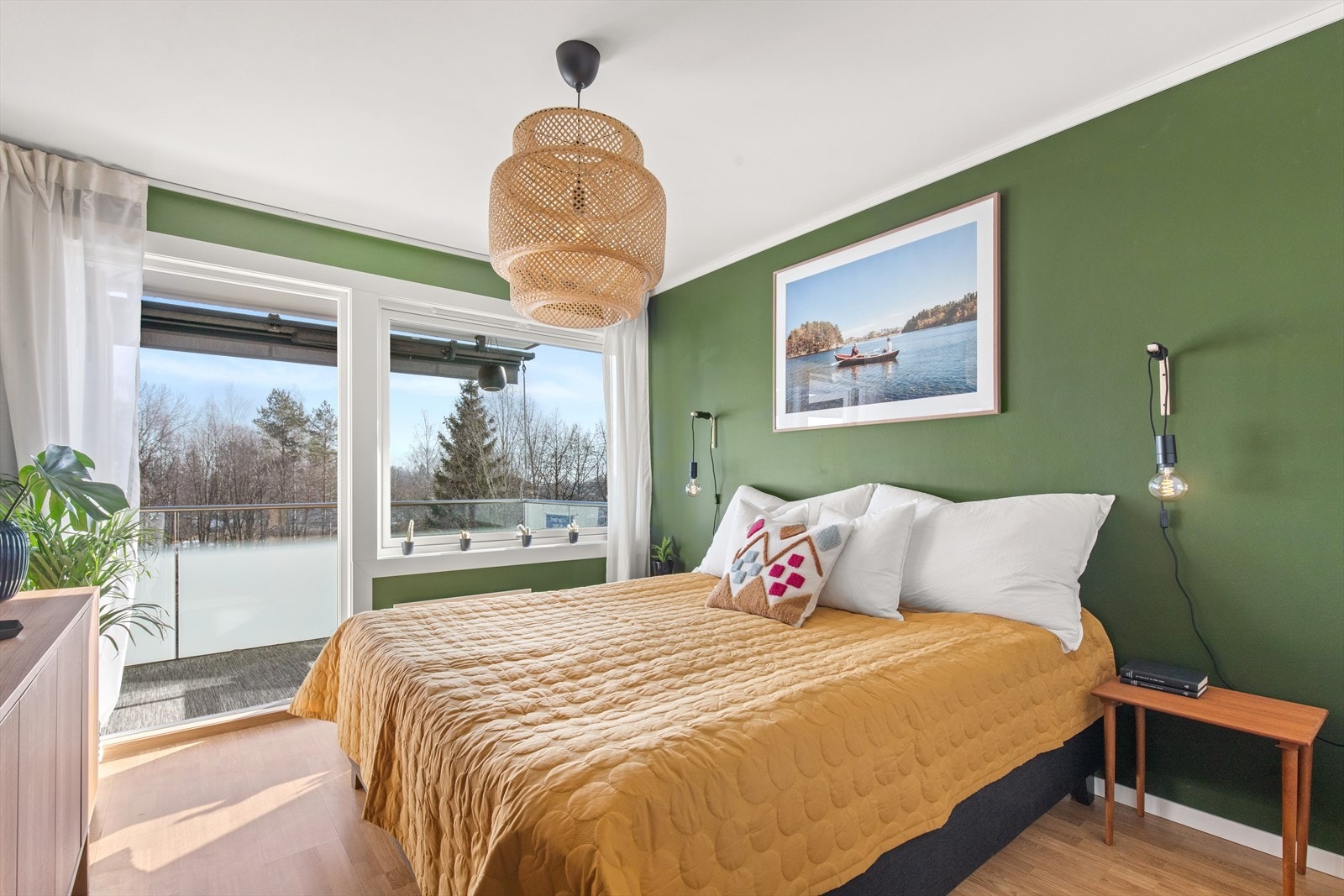 I rommet har du store vindusflater og egen utgang til balkongen. Galleribilde