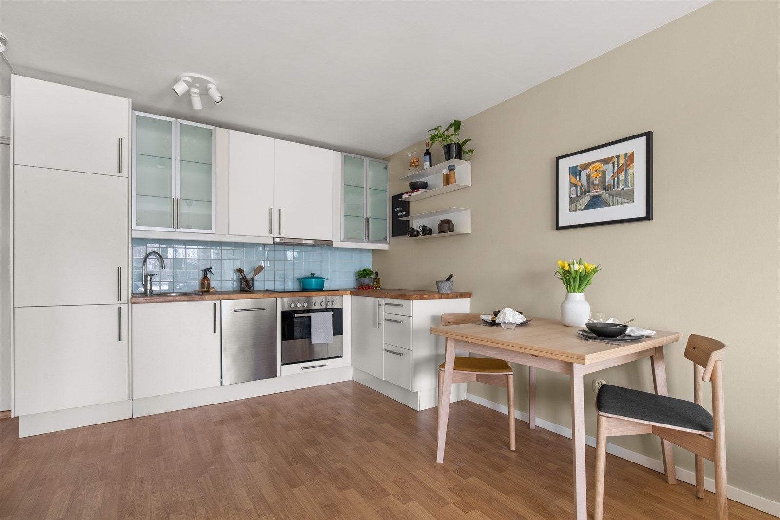 Kjøkken med åpen løsning mot stue. Galleribilde