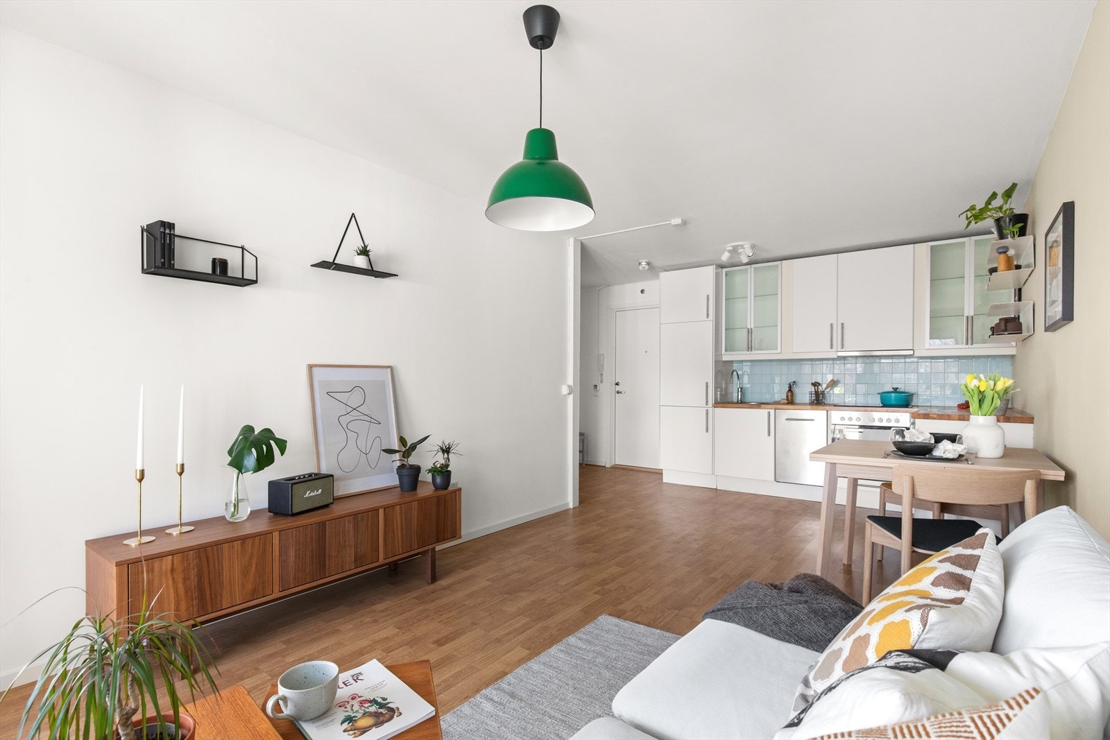 Stuen har god plass til sofa, spisegruppe og TV med tilhørende møblement. Galleribilde