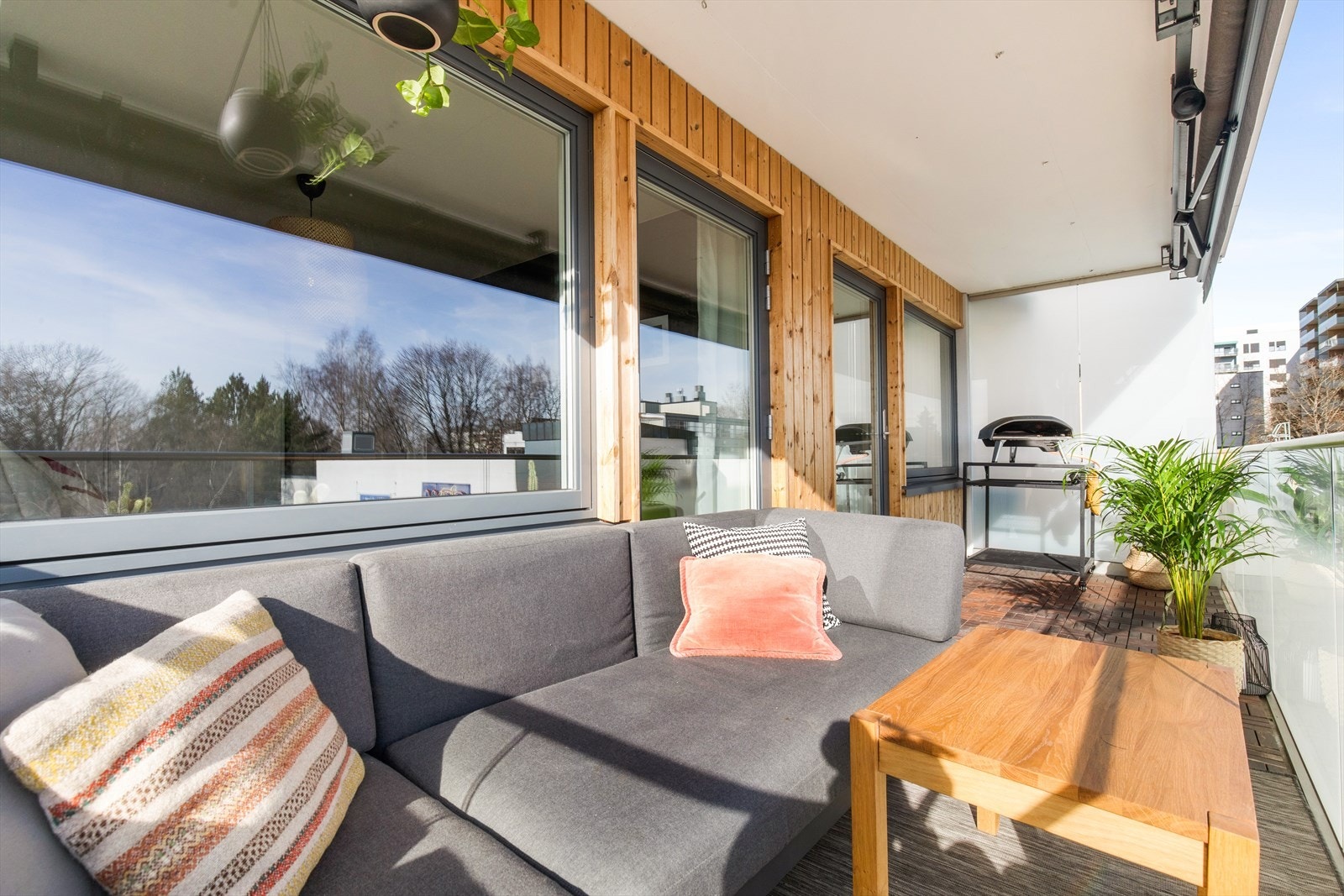 Balkongen er totalrehabilitert i 2020 i regi av borettslaget med nytt glassrekkverk og ny epoxy på balkongdekket. Galleribilde