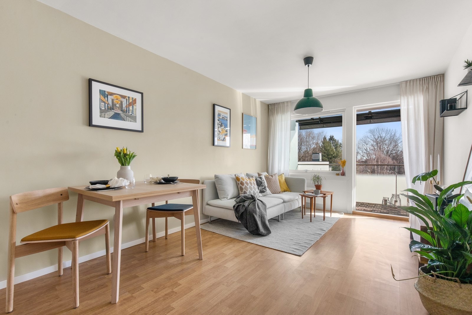 Rommet har flotte fargevalg og rikelig med lysinnslipp. Galleribilde