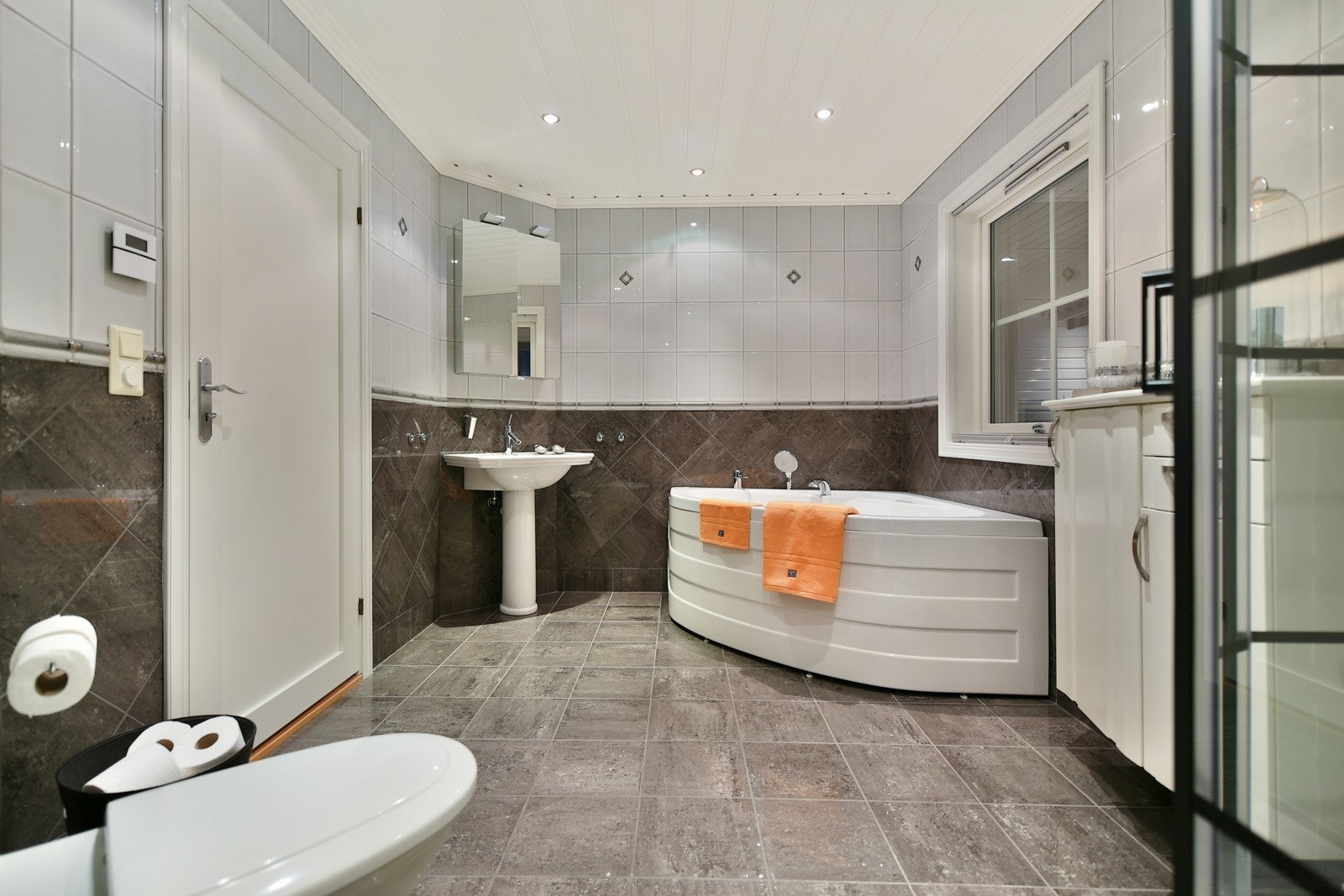 Badet er flislagt og det er varme i gulvet Galleribilde