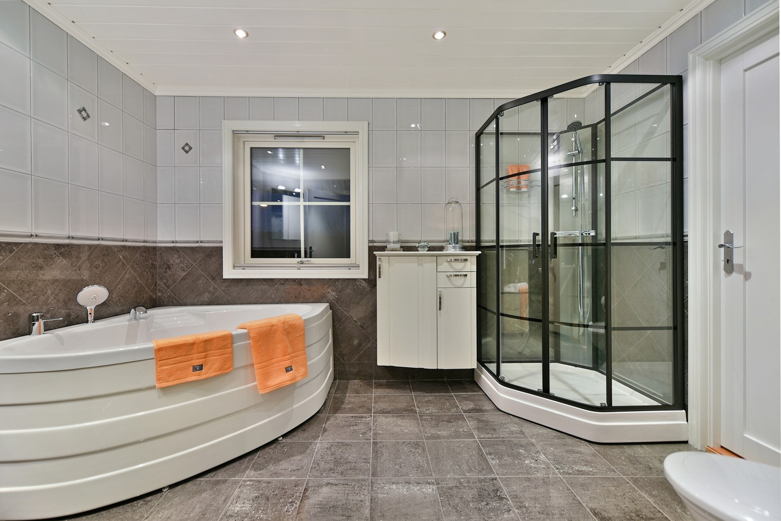 Bad i 1, etasje Galleribilde