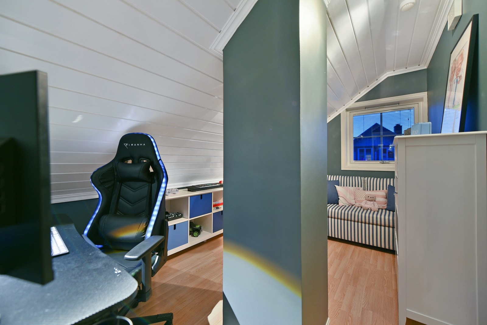 Ett av de tre soverommene i 2. etasje (totalt er det fire soverom i huset) Galleribilde