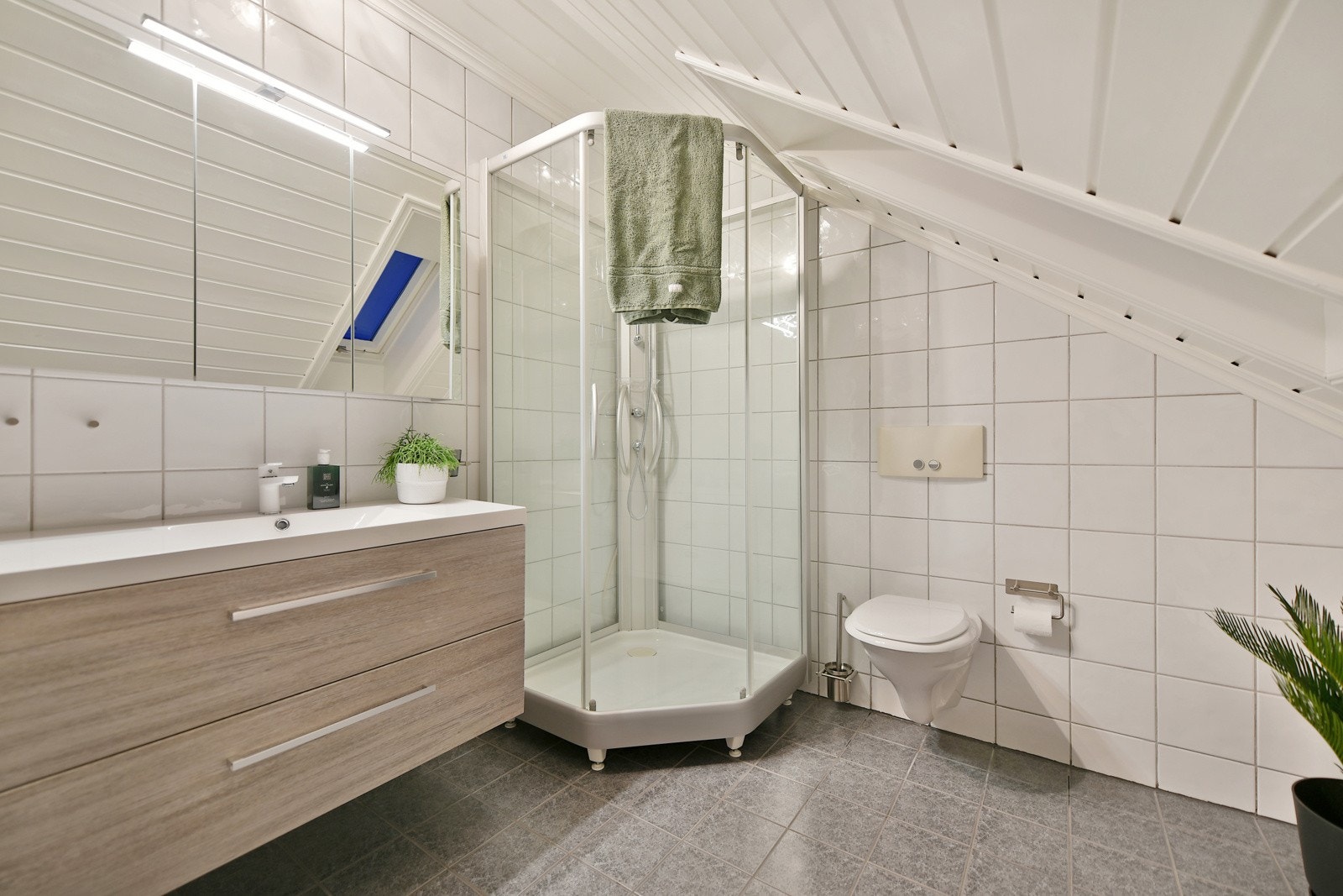 Nytt baderomsmøbel på bad i 2. etasje Galleribilde