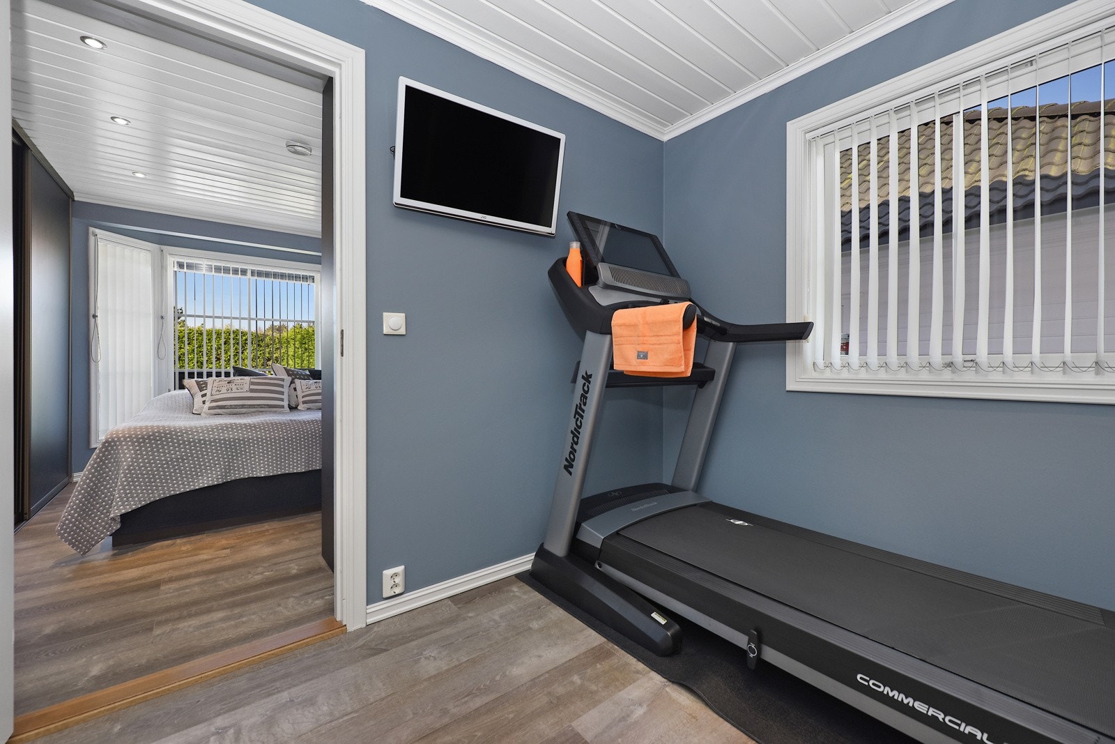 Kombinert treningsrom/garderoberom tilknyttet hovedsoverom Galleribilde