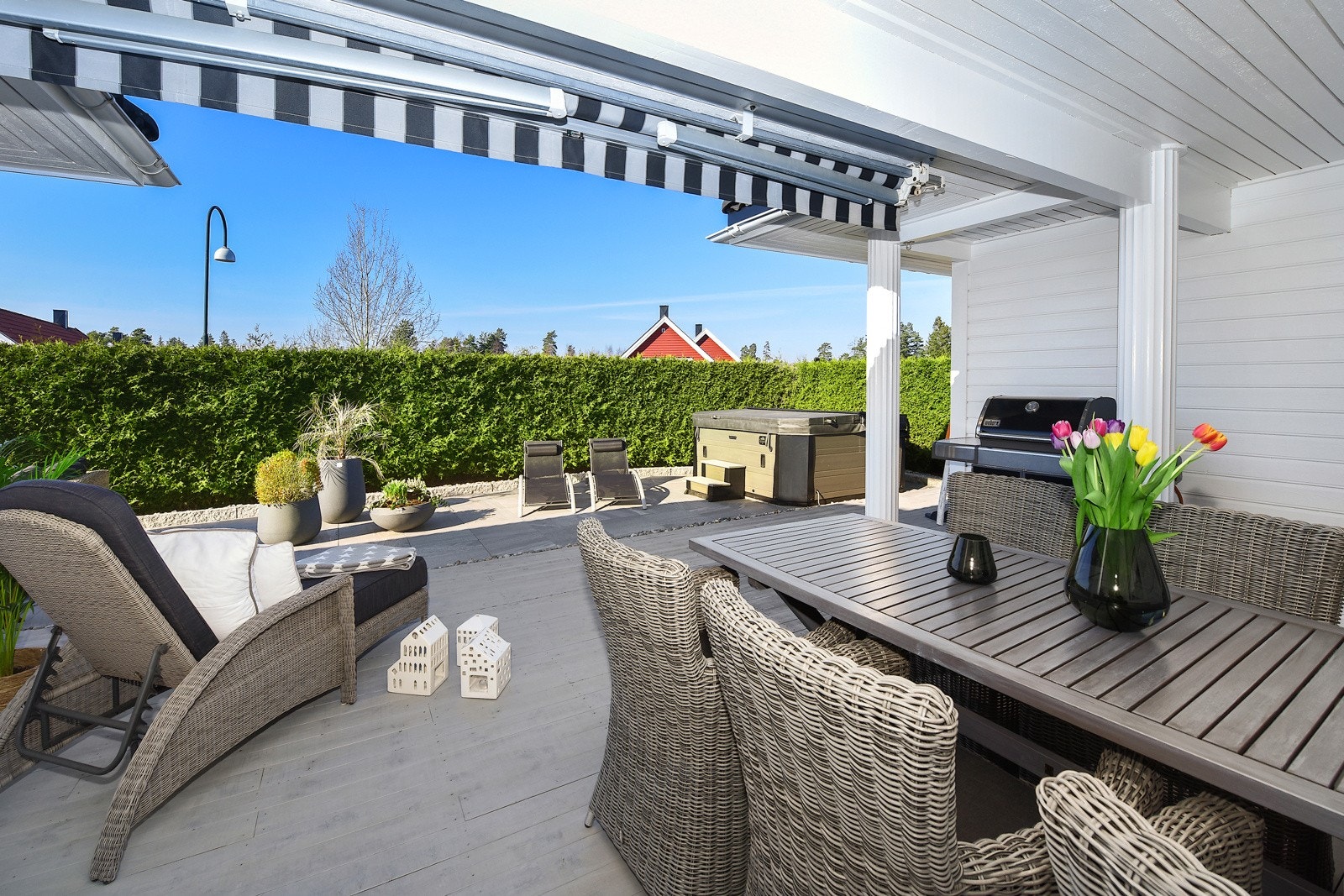 Uteplassen i dagslys Galleribilde