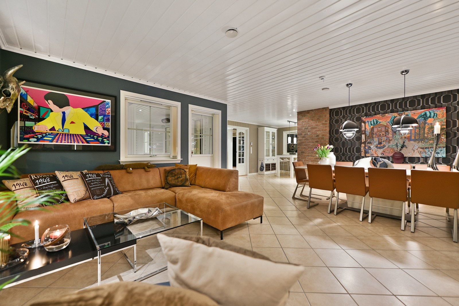 Stue med god plass. Det er vannbåren gulvvarme i hele huset (bergvarme) unntatt garderobe i 2. etasje Galleribilde