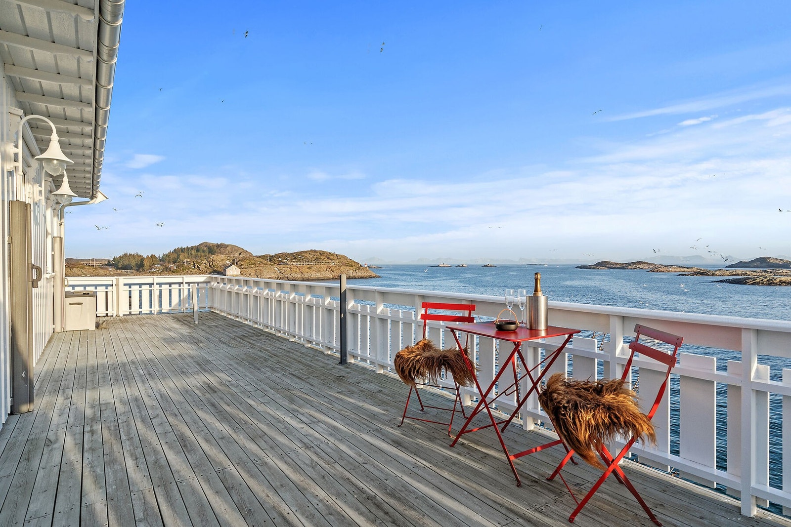 Her ser du utover Vestfjorden og inn mot fastlandet. Gode solforhold og vid utsikt. Galleribilde