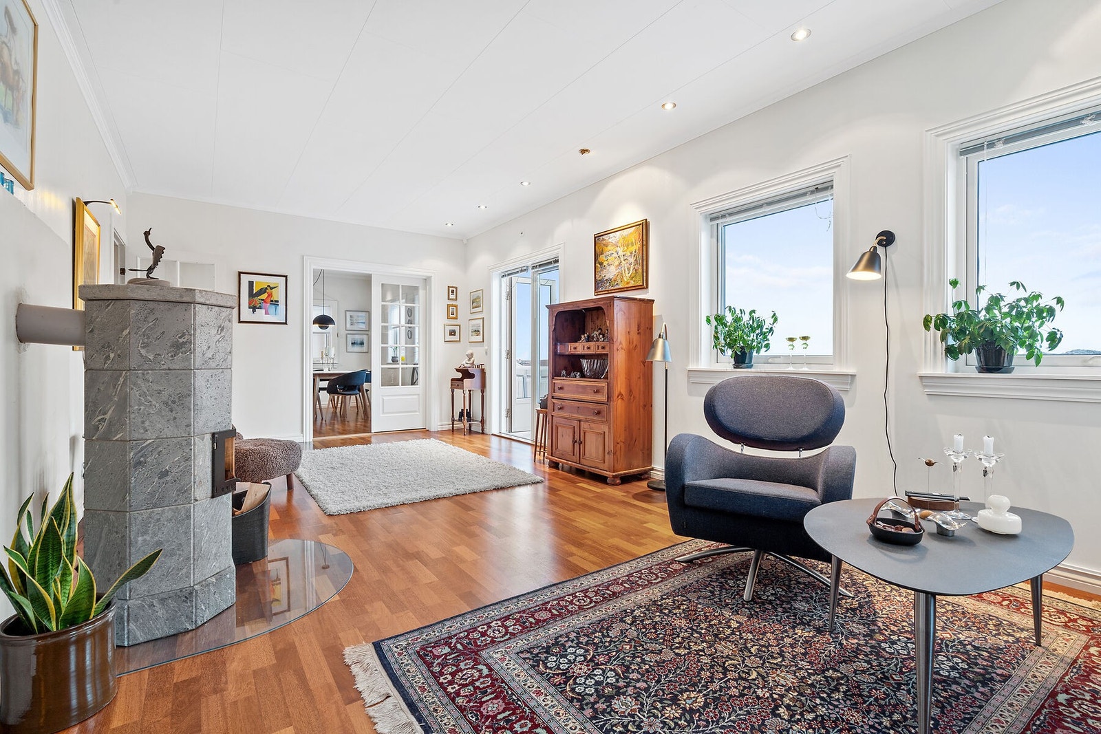 Åpen og luftig stue med flere vinduer som gir deg god lysinngang Galleribilde