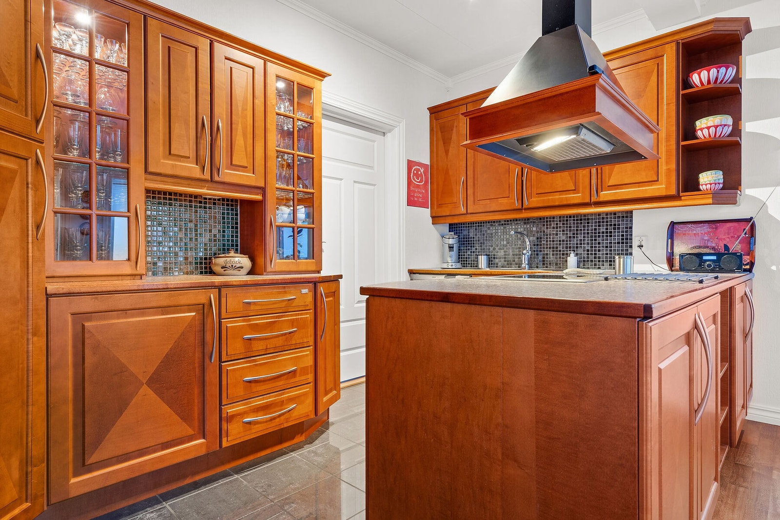 Flott innredning med praktisk løsning og plass for spisebord Galleribilde