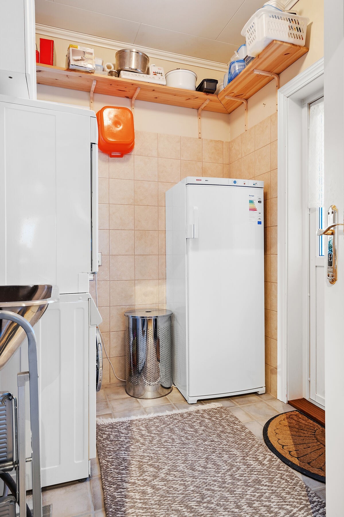 Vaskerom i 1.etg. har adkomst fra kjøkken og utgang til bakkeplan Galleribilde