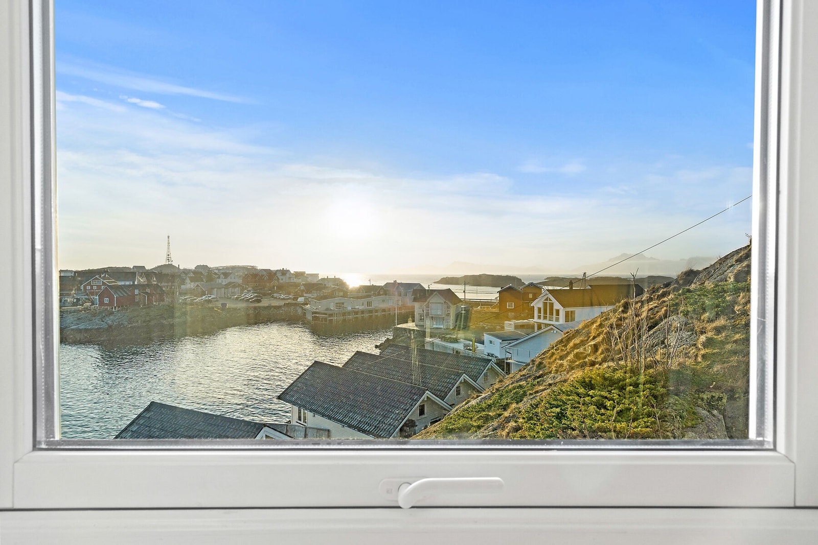 Fra soverom i 2.etg ser du vestover mot Gimsøystraumen og Vestvågøya i det fjerne Galleribilde