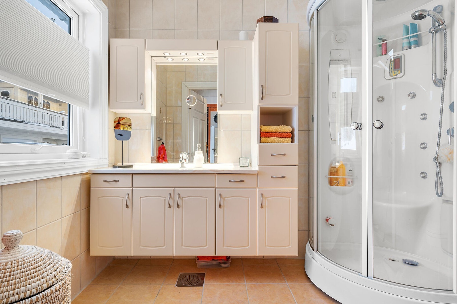 Badet i 1.etg. har både dusj, wc og innredning Galleribilde