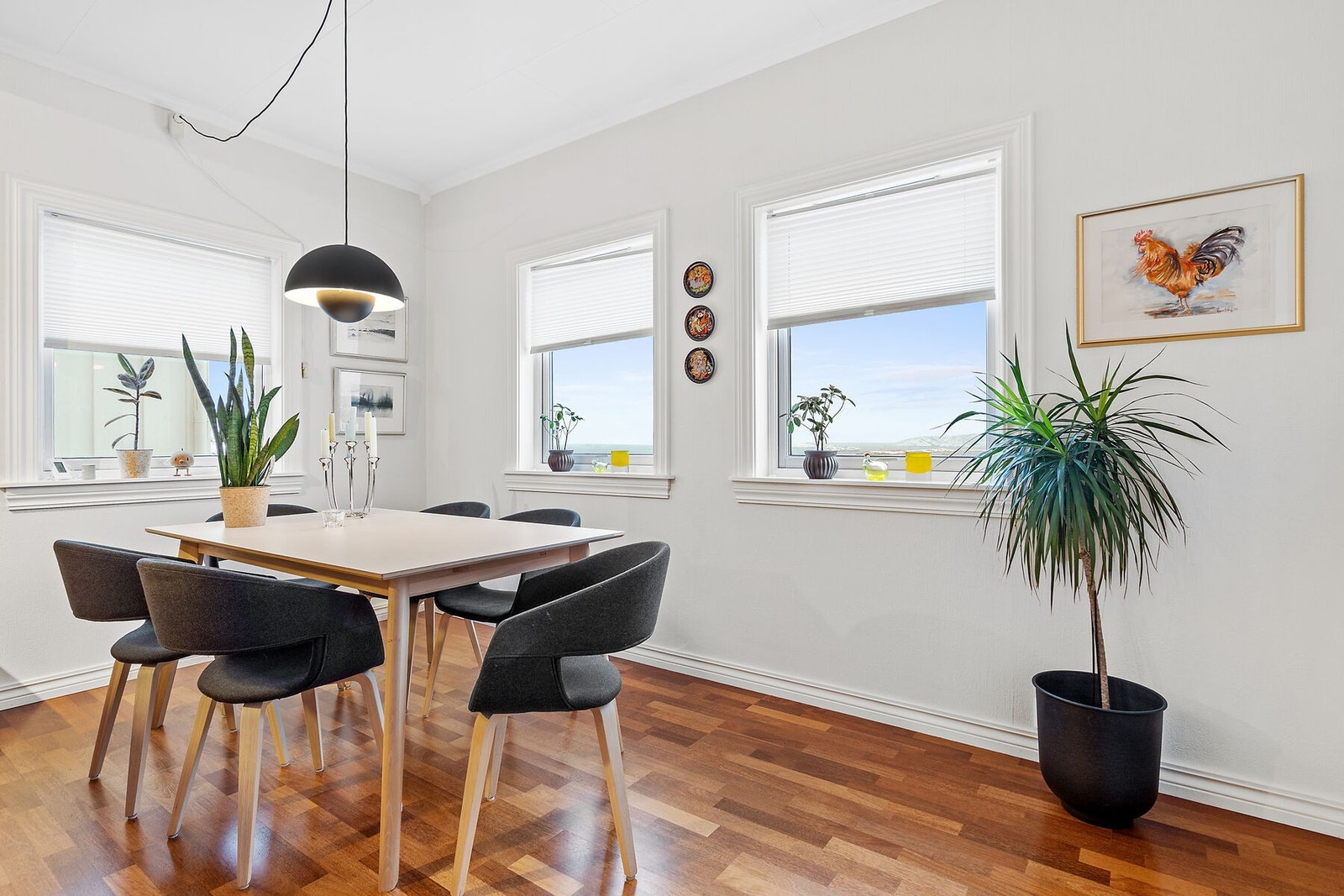 I kjøkkenet har du plass for spisebord med nydelig utsikt Galleribilde