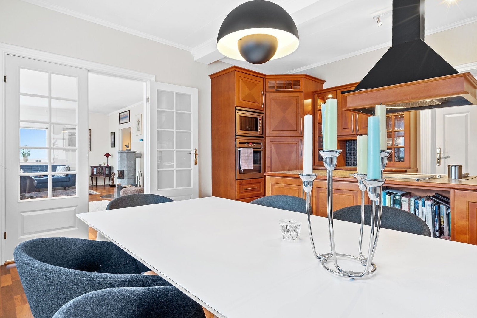 Dobbel glassdør inn til stuen Galleribilde