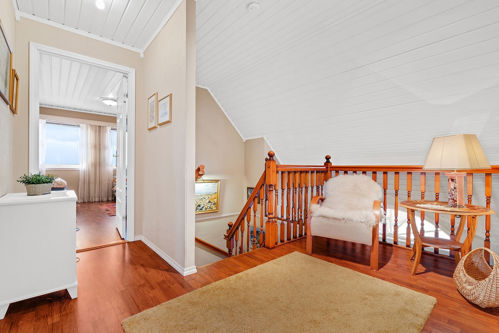 Her er det dels åpent ned mot entreen Galleribilde