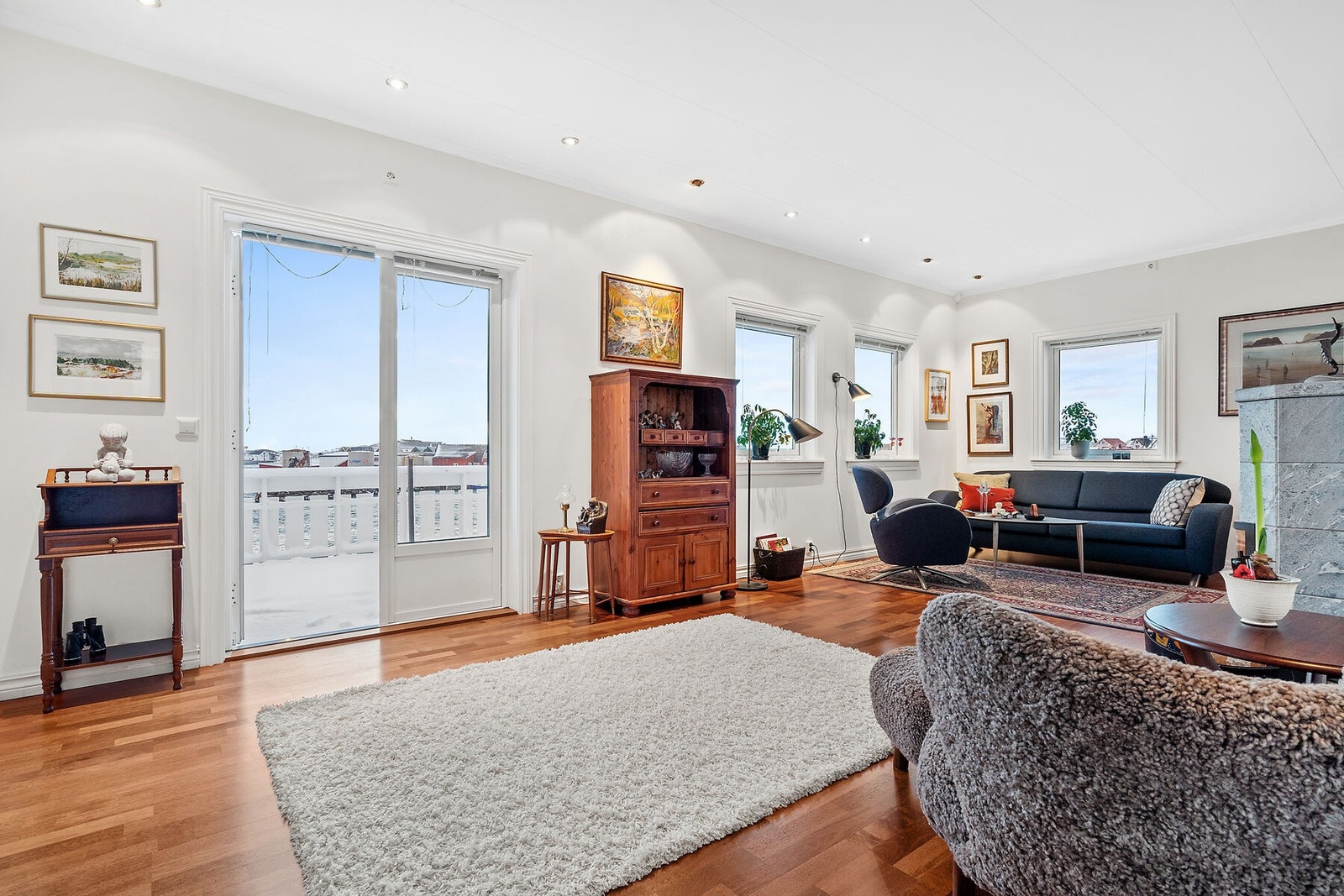 Romslig stue med utgang til den store terrassen Galleribilde