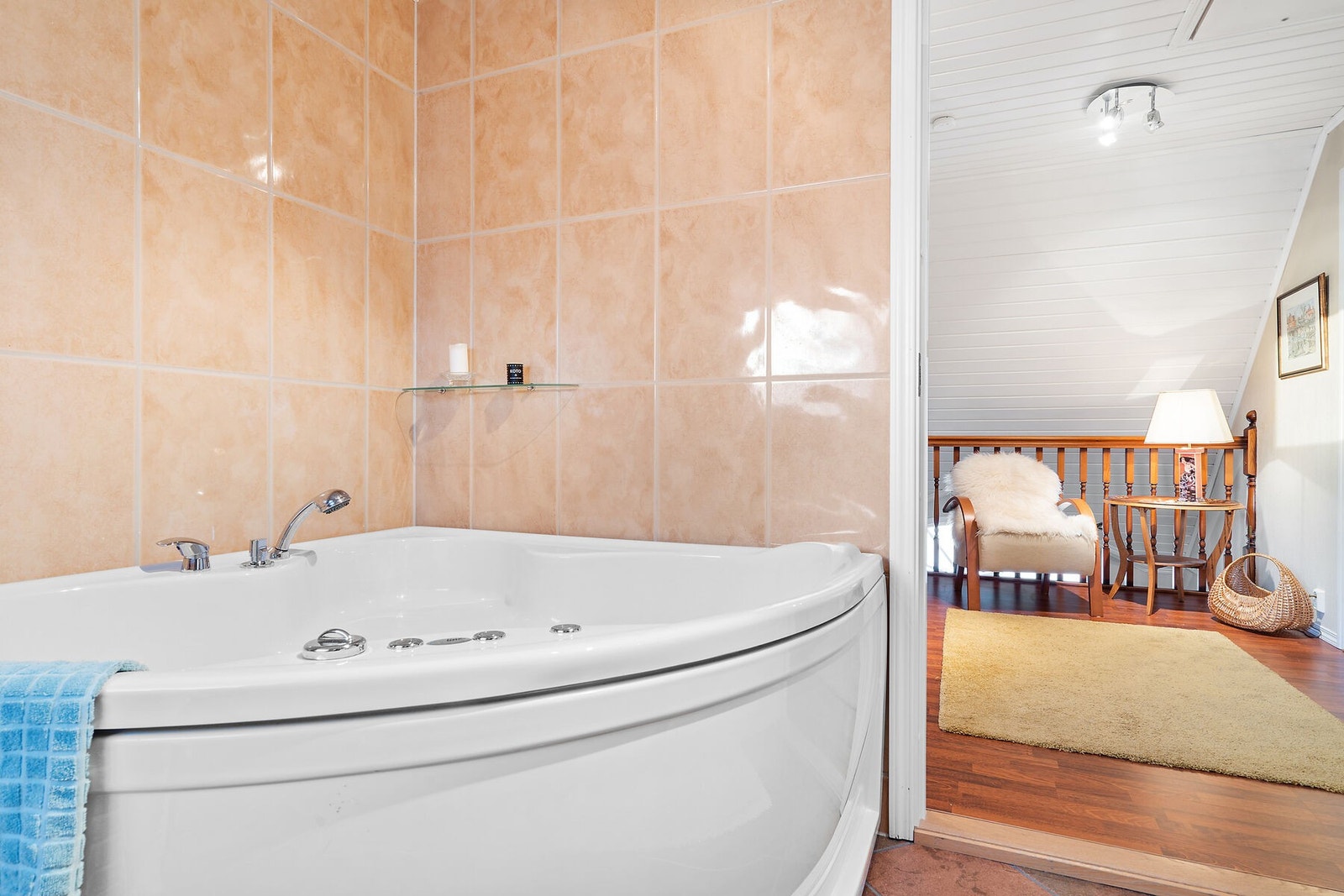 Badet i 2.etg. har badekar med massasjedyser, bidet, wc og innredning Galleribilde