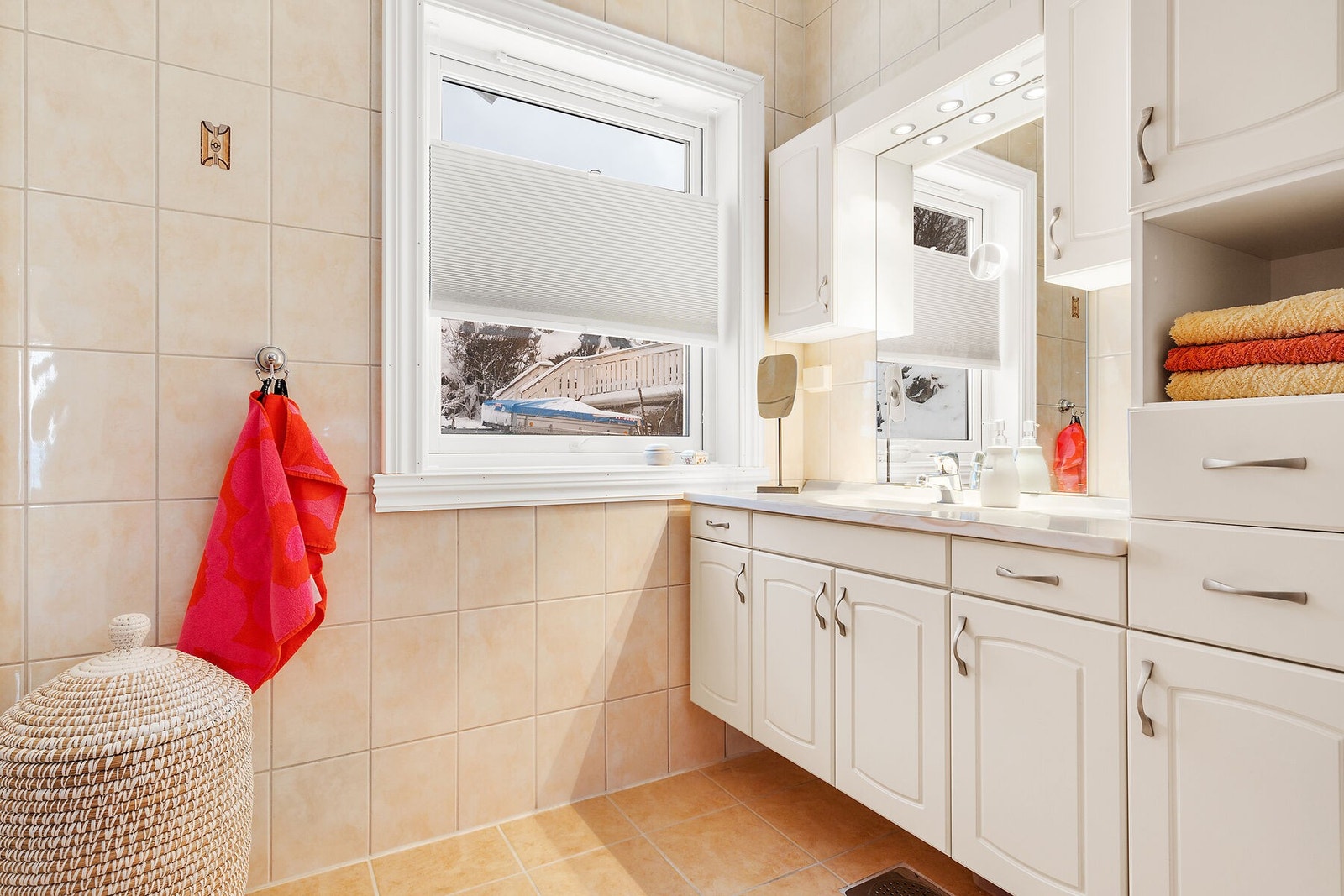 Badet i 1.etg. har både dusj, wc og romslig innredning Galleribilde