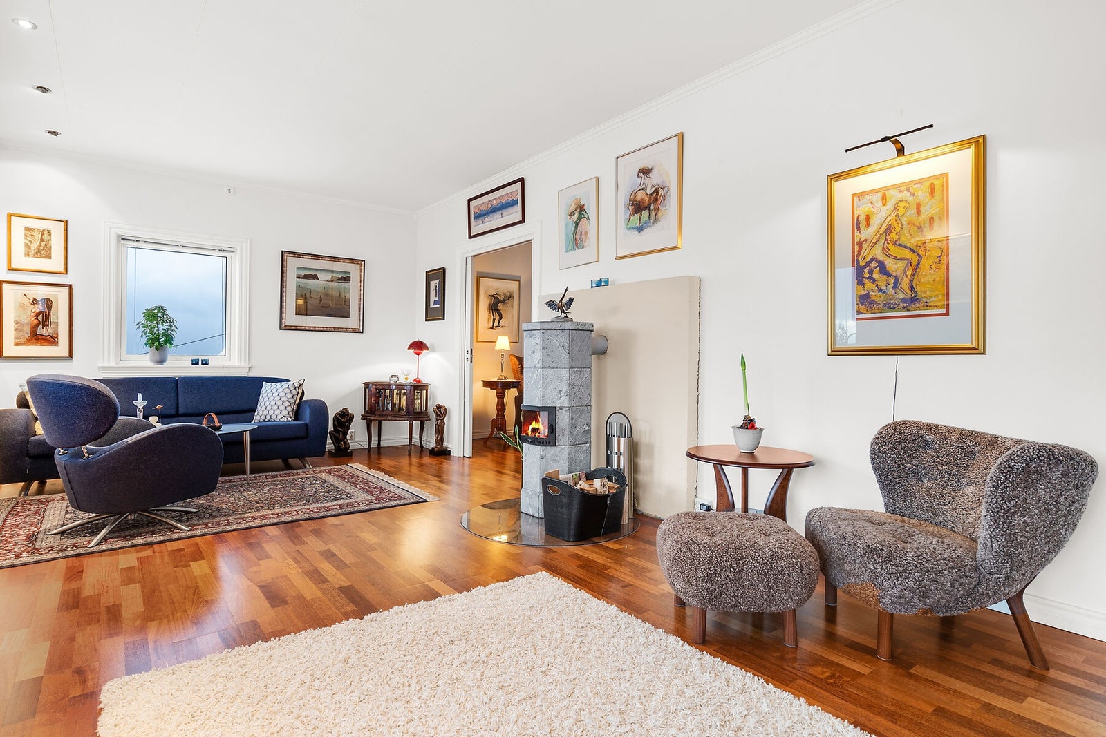 Inn til høyre er det tv-stue med en praktisk skyvedør Galleribilde