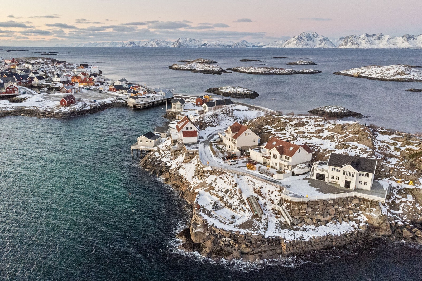 Eiendommen ligger luftig og i et rolig område uten gjennomgangstrafikk Galleribilde