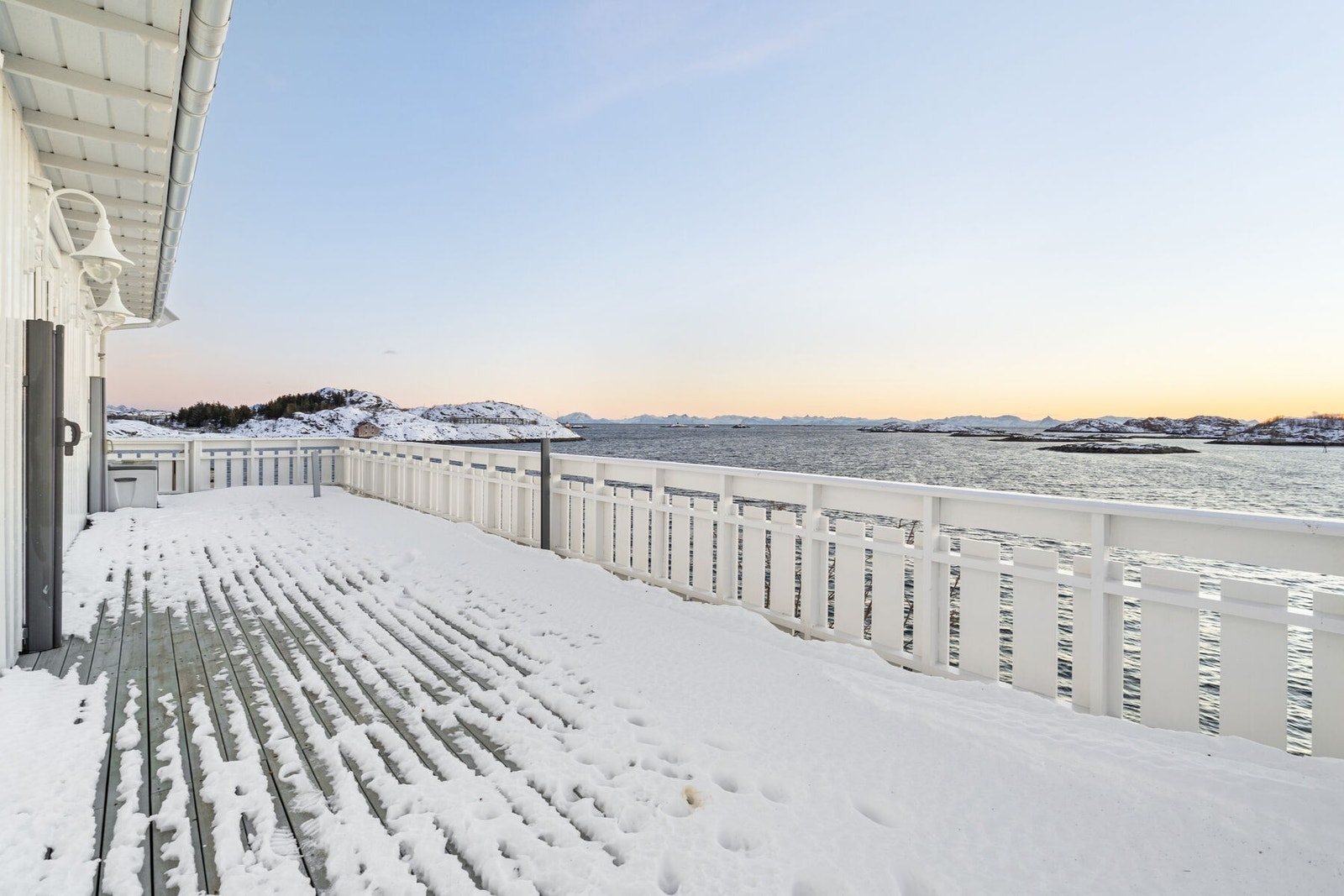 Romslig terrasse med langstrakt utsikt til Vestfjorden og innseilingen til Henningsvær Galleribilde