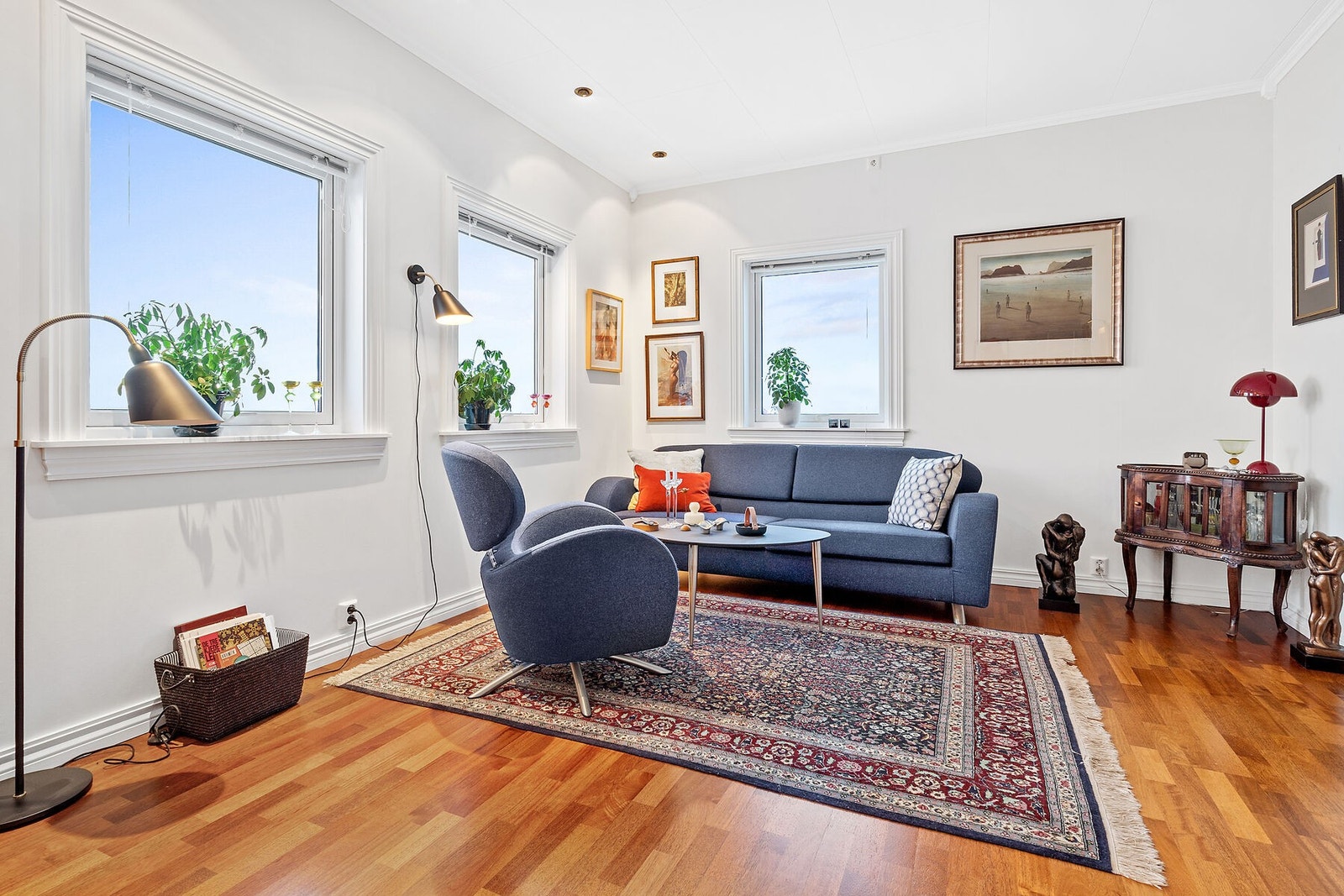 Stuen har flere vinduer som gir deg en fantastisk utsikt og god lysinngang Galleribilde