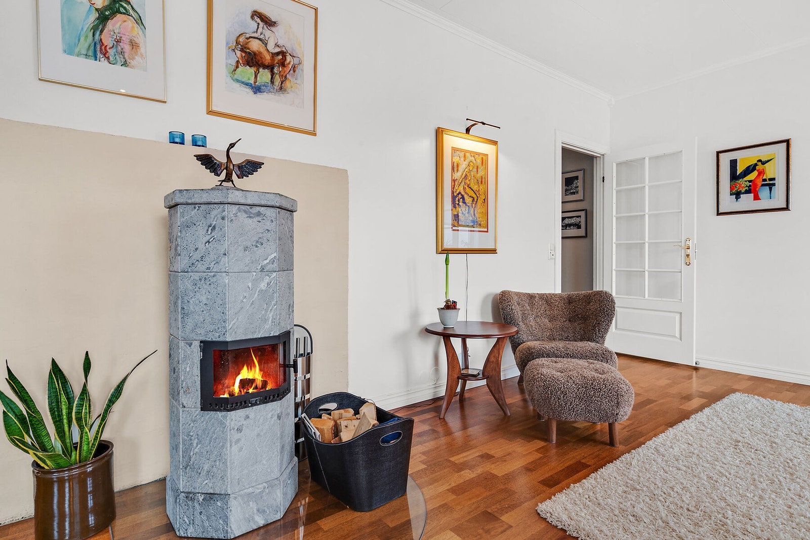 I stuen står denne fine ovnen, i tillegg er det varmepumpe og gulv varme Galleribilde