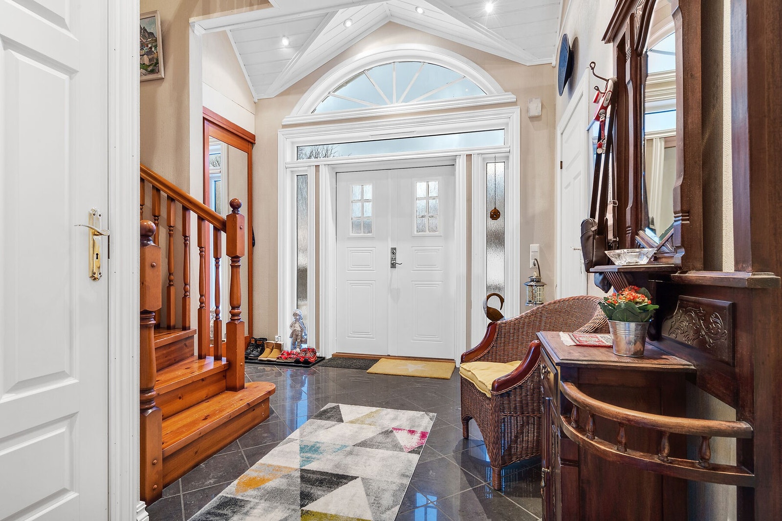 En flott entre med garderobe, god takhøyde og dels åpent opp mot loftet. Galleribilde