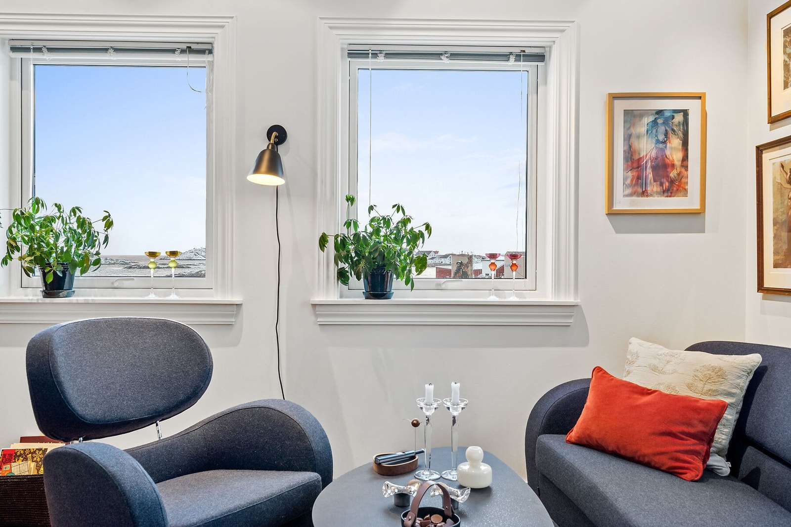 Fra stuen har du langstrakt utsikt ned mot "Værret" og utover fjorden Galleribilde