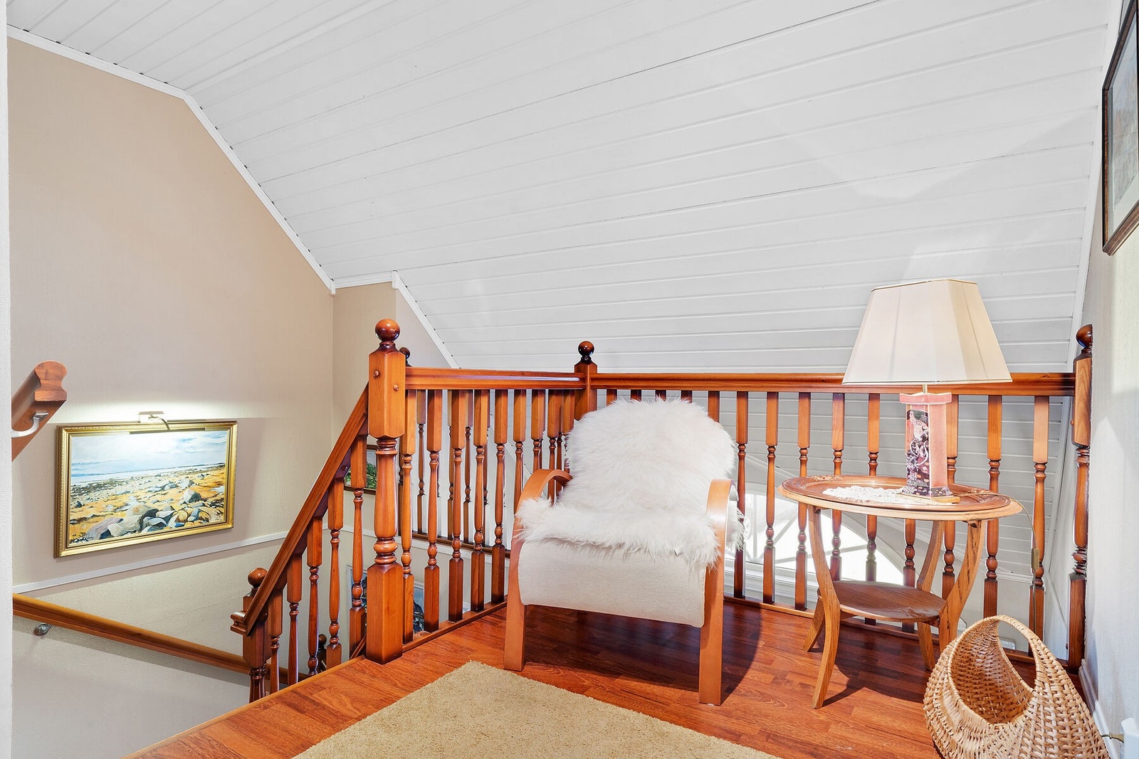 Trapperommet ned mot 1.etg. Du skimter vindu over inngangsdøra Galleribilde