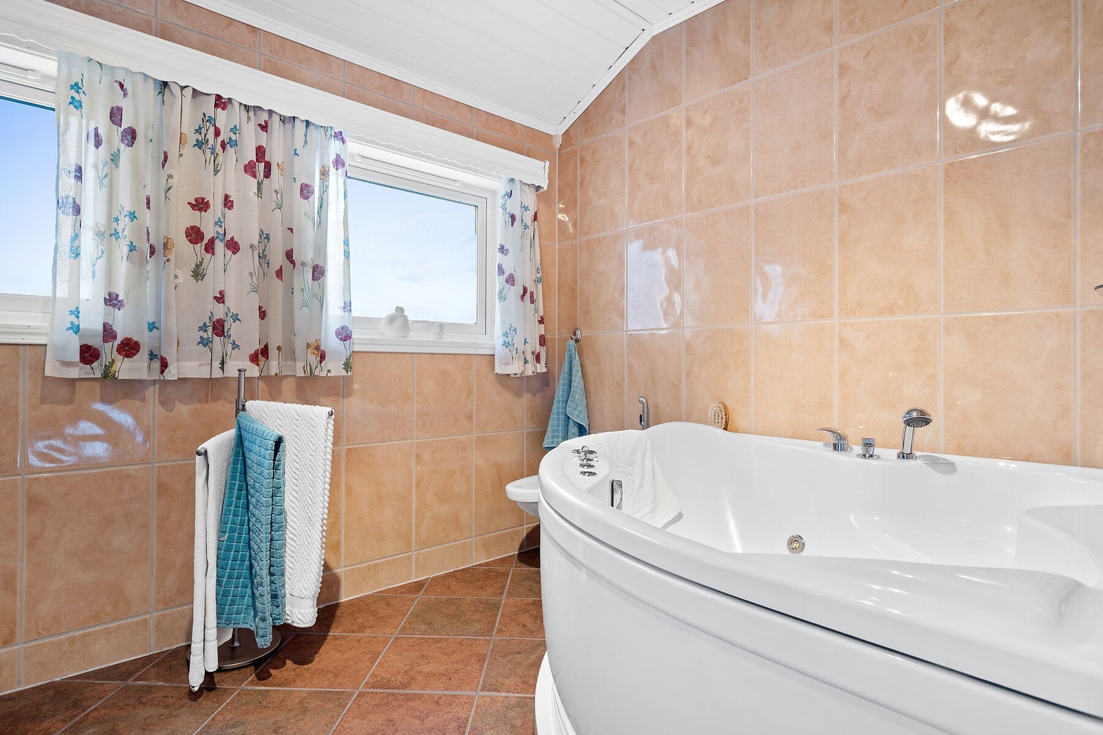 Badet i 2.etg. har stort badekar med massasjedyser, bidet, wc og innredning. Galleribilde