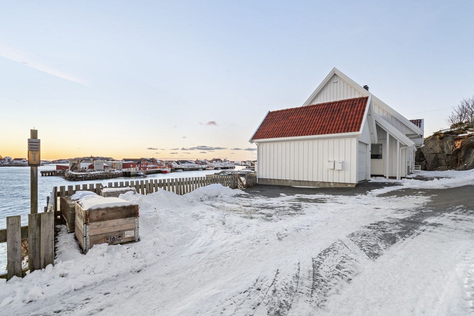 Parkering i garasje og på egen grunn foran bygningen. Galleribilde