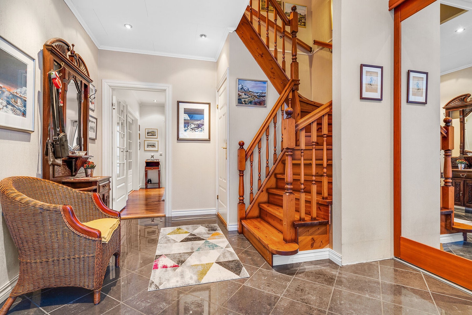 Entreen har skyvedørsgarderobe med speildører Galleribilde