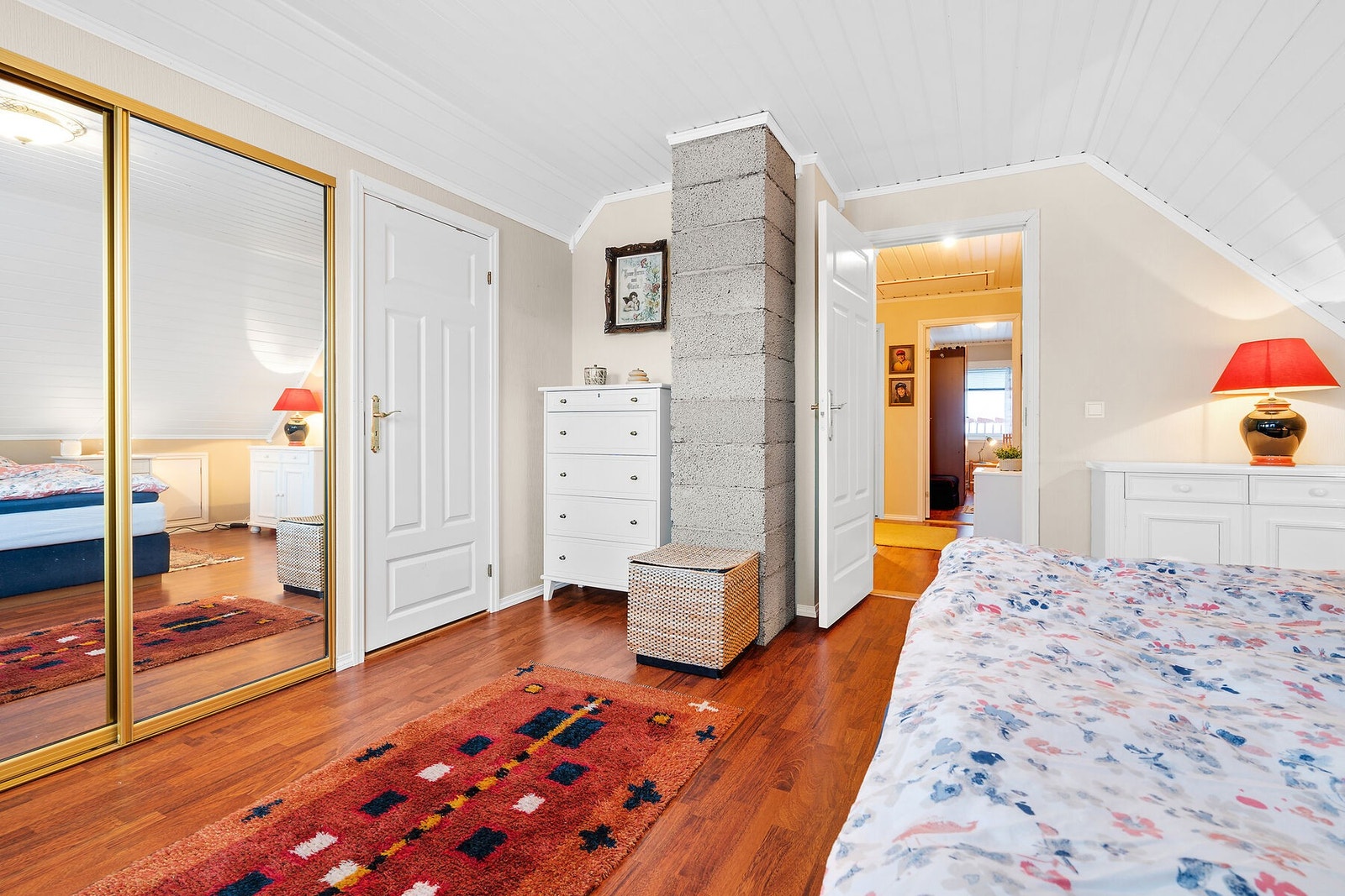 Det er tre soverom i 2.etg. Dette har garderobe og bod. Galleribilde