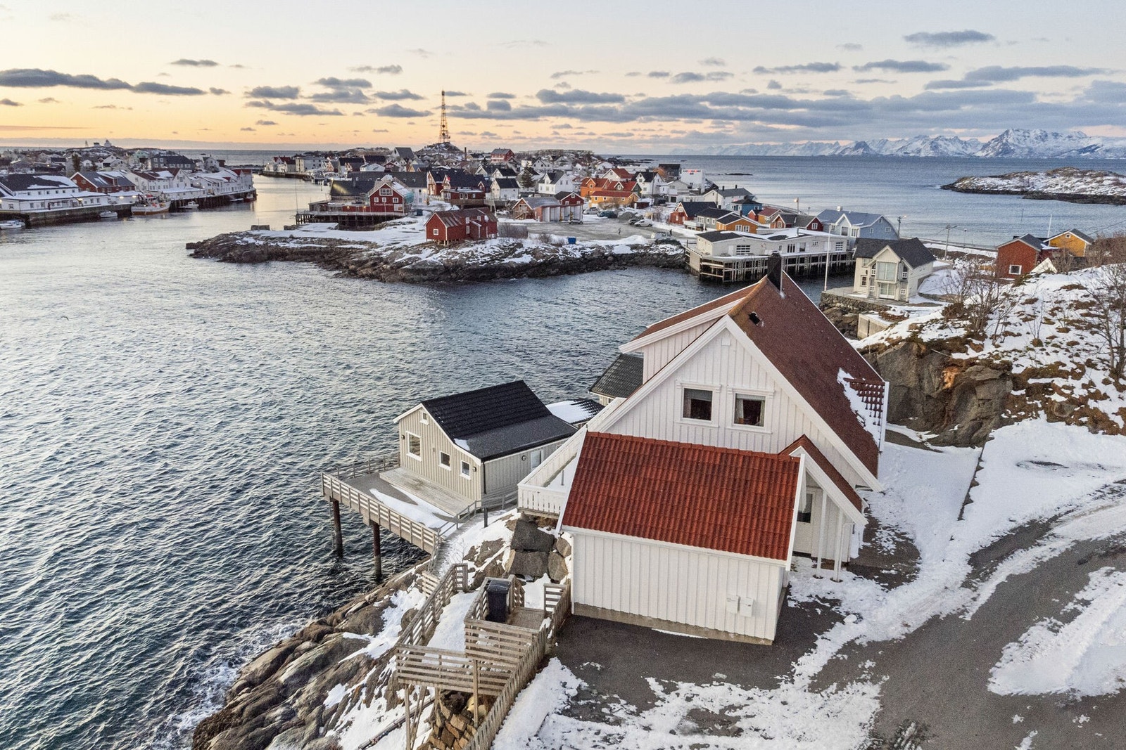 Fra boligen har du utsikt mot vakre Henningsvær Galleribilde