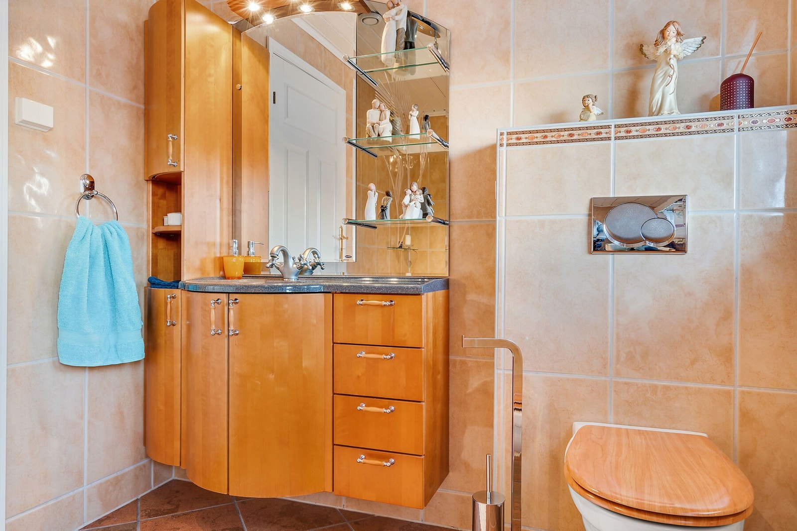 Badet i 2.etg. har både badekar, bidet, wc og innredning Galleribilde