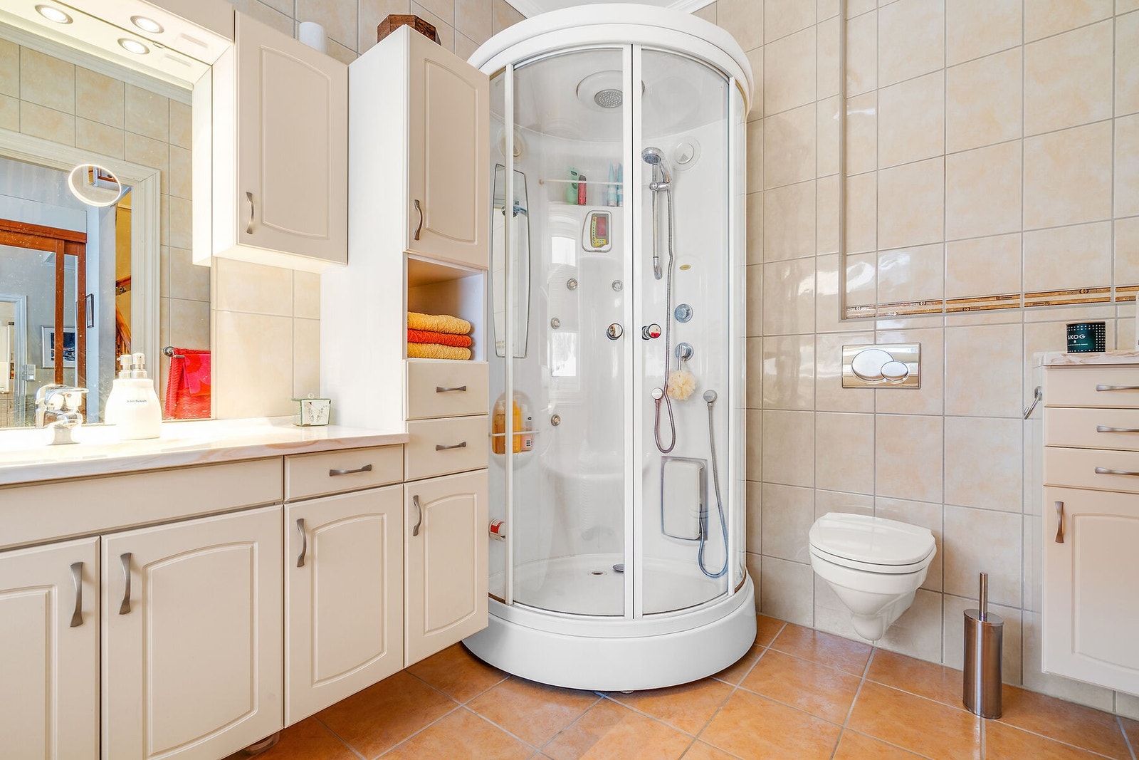 Badet i 1.etg har både wc, dusj og romslig innredning Galleribilde