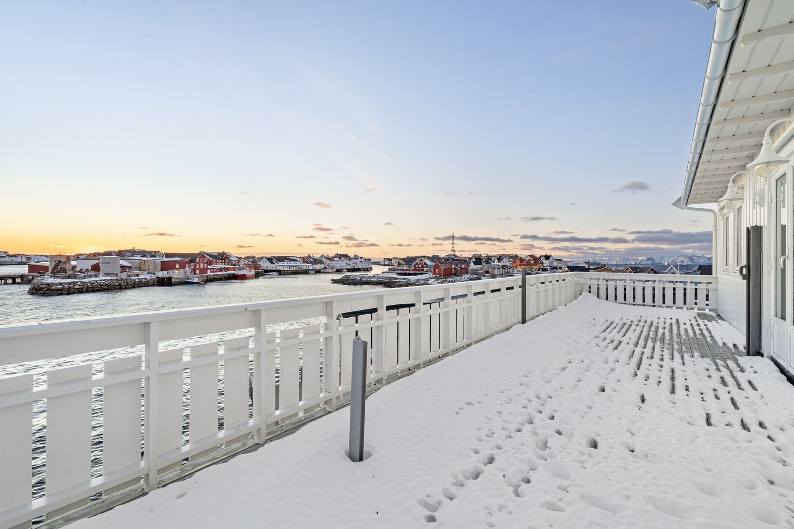 Utsikten fra terrassen mot både fjorden og værret Galleribilde