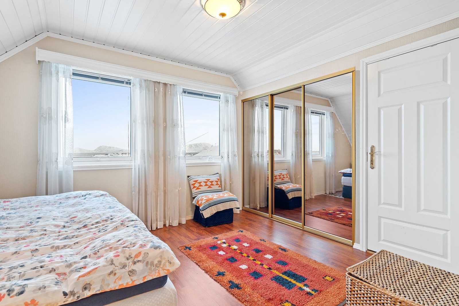 Et av tre soverom i 2.etg. Her med skyvedørsgarderobe og bod. Galleribilde