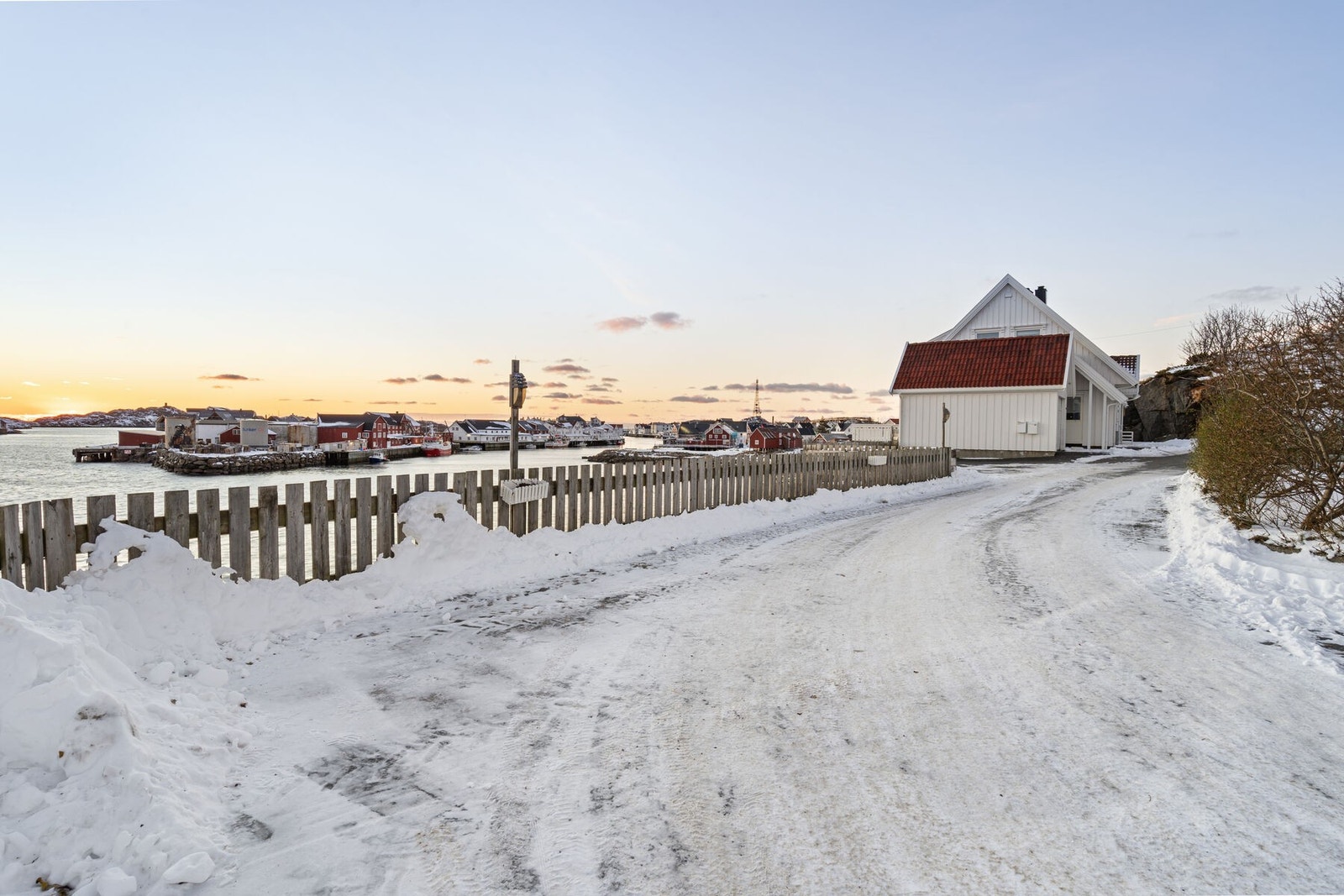 Adkomstveien inn i boligområdet - her ser du ned til værret Galleribilde