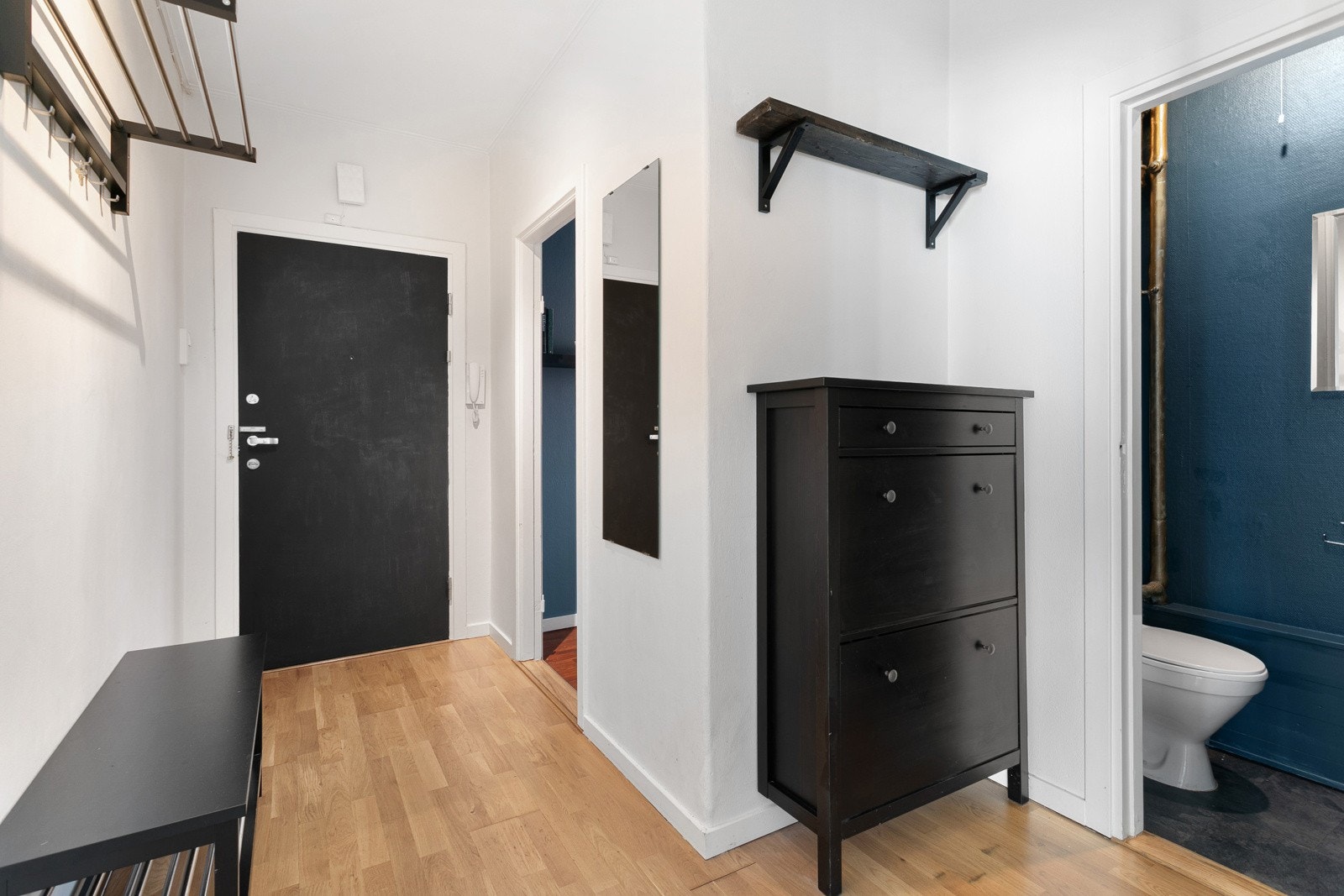 Romslig entré med god plass til jakker og sko. Galleribilde