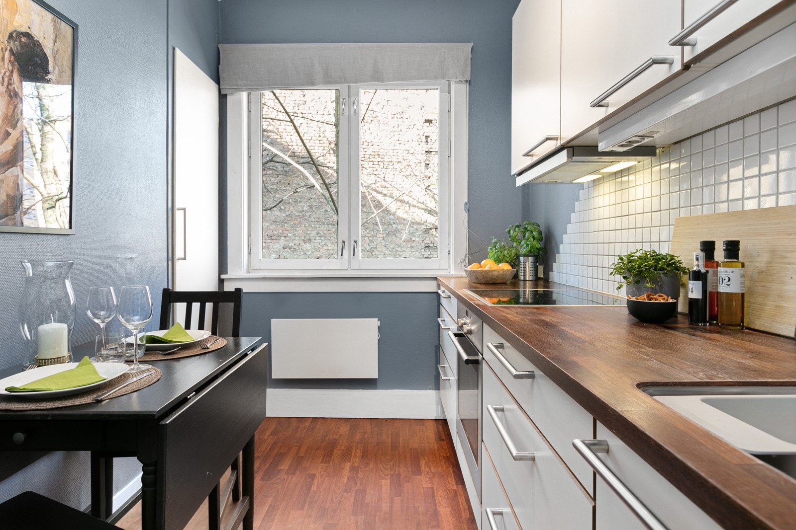 Koselig kjøkken med integrerte hvitevarer. Galleribilde