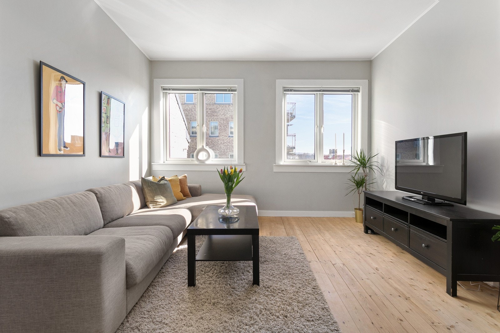 Lys og fin stue med store vinuder som slipper inn rikelig med lys. Galleribilde