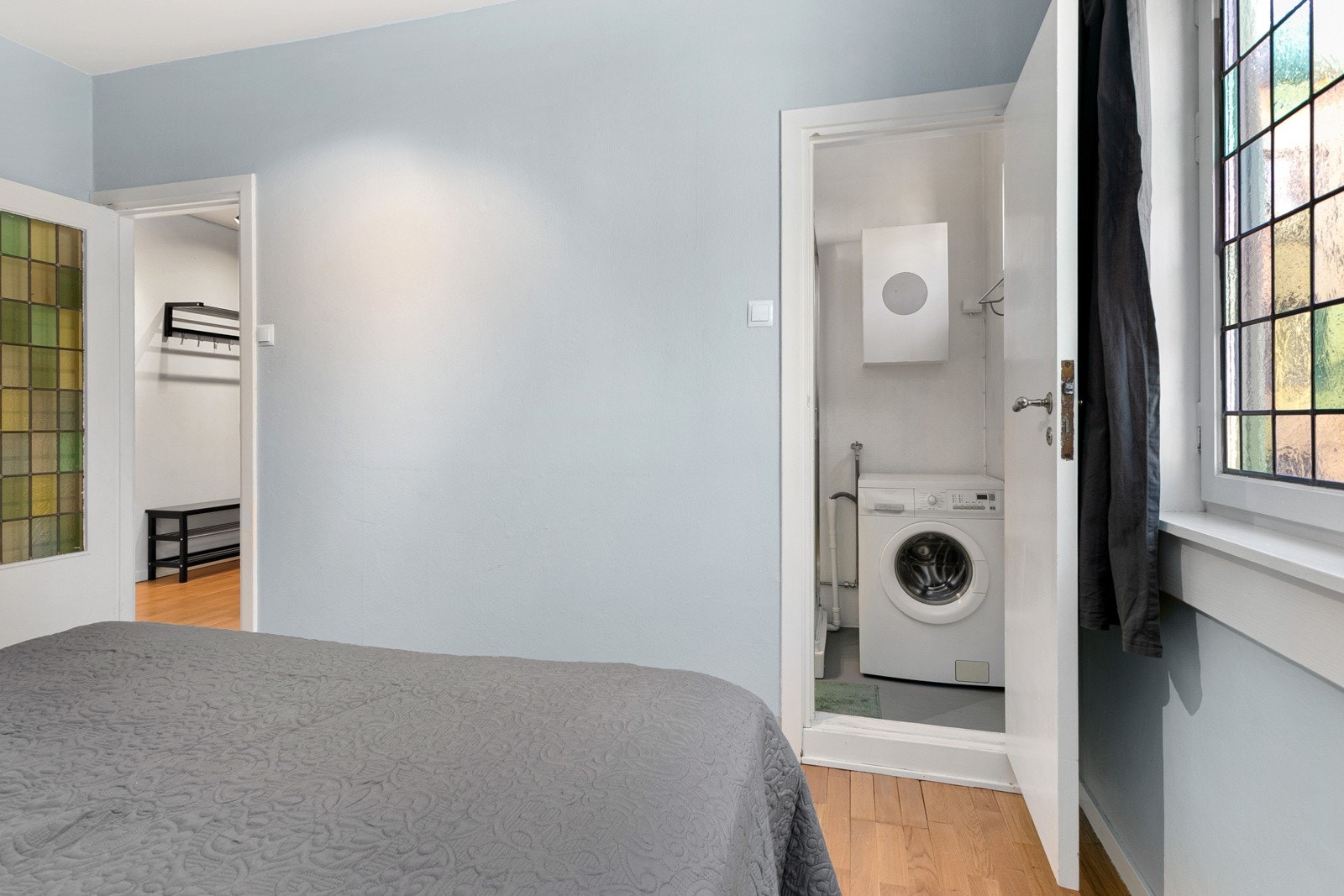 Fra soverommet er det inngang til badet. Galleribilde