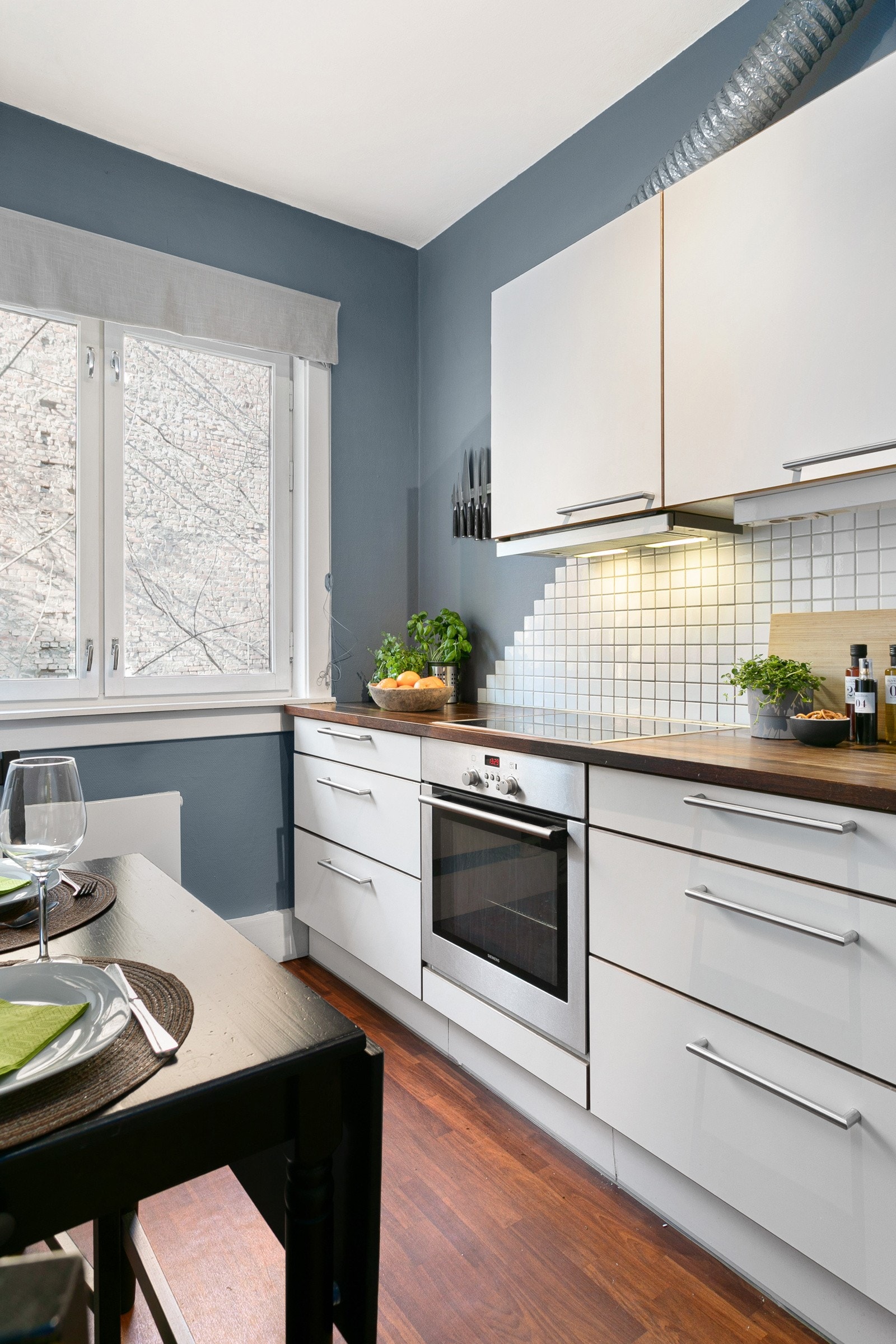 Rikelig med skap og benkeplass. Galleribilde